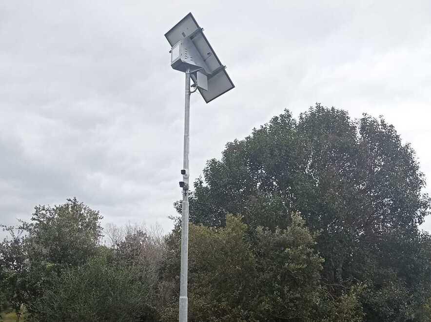 Una telecamera installata in una piazzola del comune di Orbetello e che registrerà probabilmente nuove immagini di chi abbandona rifiuti, anche ingombranti