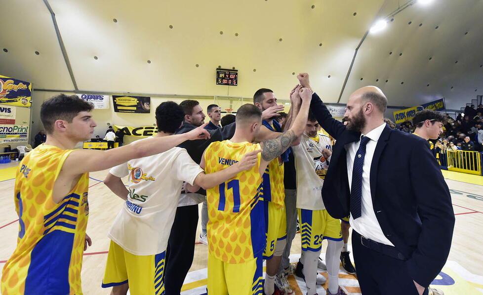 Il saluto dei giocatori della Solbat dopo la sirena finale (foto Paolo Barlettani)