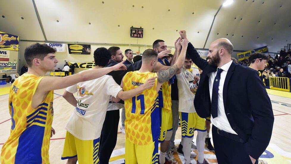 Il saluto dei giocatori della Solbat dopo la sirena finale (foto Paolo Barlettani)