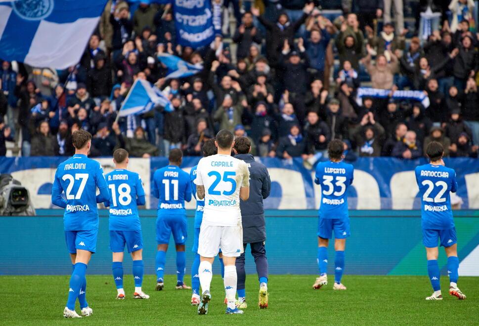 Gli azzurri salutano il pubblico del Castellani al termine della sfida casalinga contro il Milan di domenica scorsa (Foto Juri Autovino)