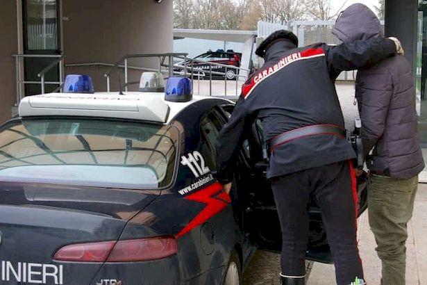 Prato, atti persecutori verso la madre e l’ex compagna: arrestato
