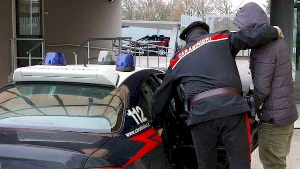 Prato, atti persecutori verso la madre e l’ex compagna: arrestato