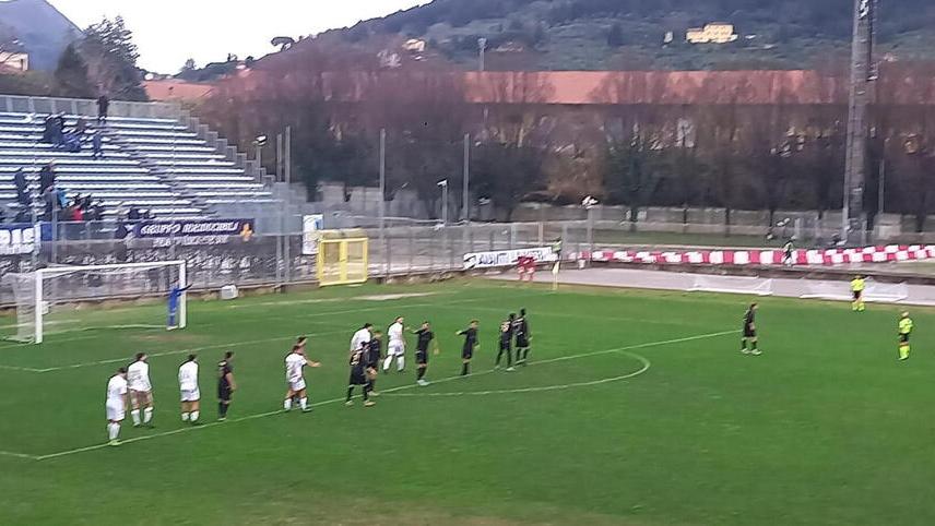 Un momento della partita tra Prato e Carpi