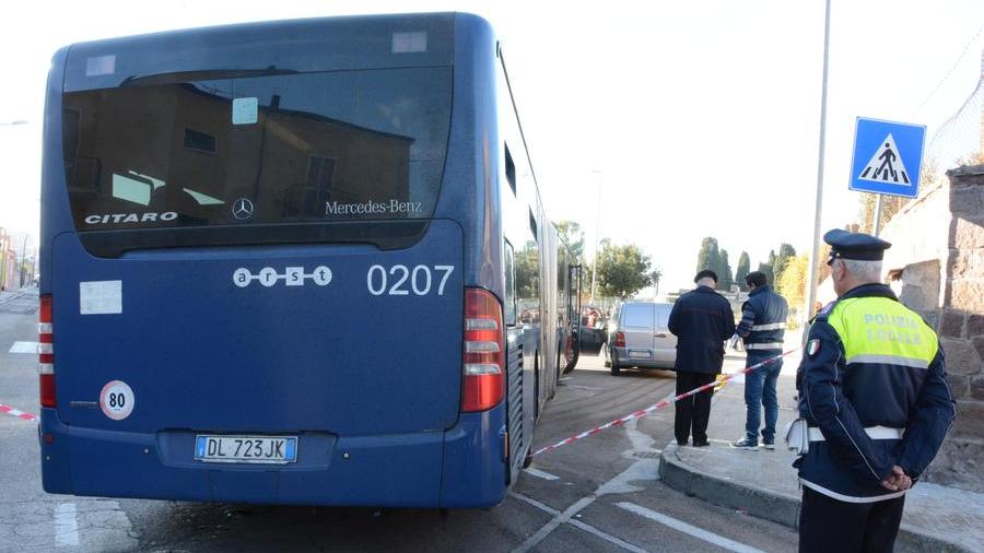 -
ANTONIO MELONI IL RAGAZZINO TRAVOLTO DALL'AUTOBUS DELL'ARST IL LUOGO DELLA DISGRAZIA