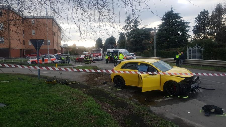 Savignano, Muore Nello Schianto Mentre Va A Prendere Il Figlio A Scuola ...