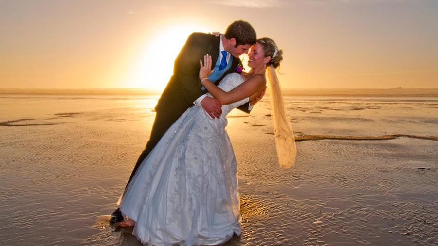 Costa Smeralda, matrimoni civili in spiaggia: il tariffario parte da 400 euro
