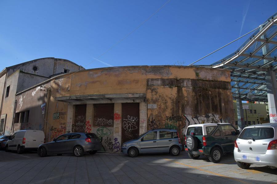 
	Il cinema ex teatro Astra si affaccia su Piazza Mercato

