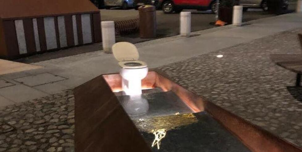 Carpi, la provocazione: in corso Roma spunta un water nella fontana<br>
