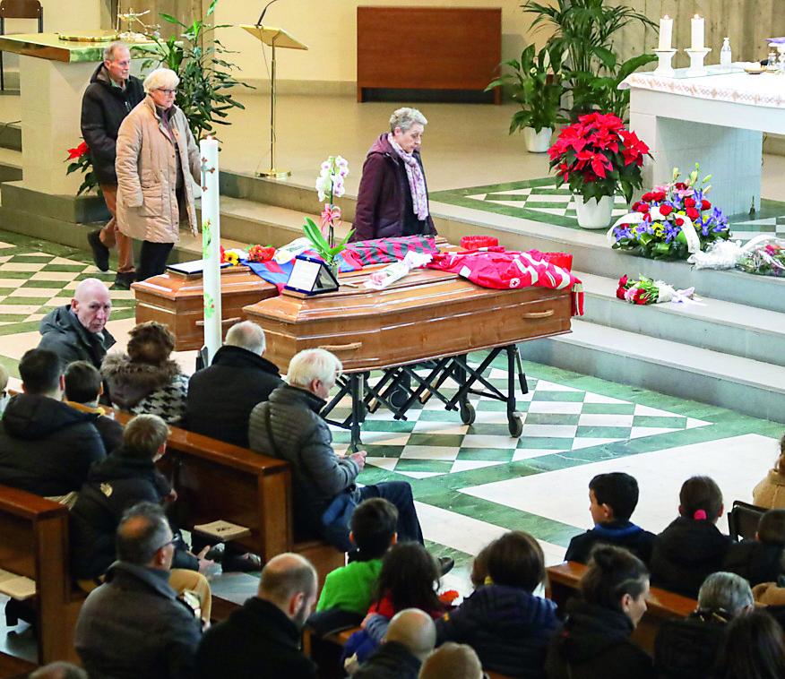 
	I feretri davanti all&rsquo;altare della chiesa

