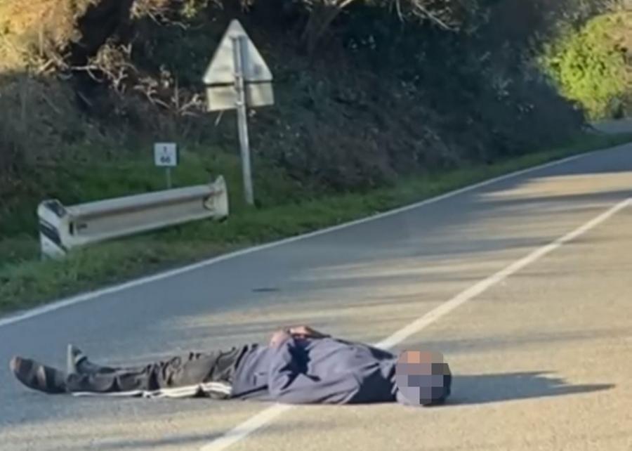 
	Il giovane uomo sdraiato ieri in mezzo alla strada

