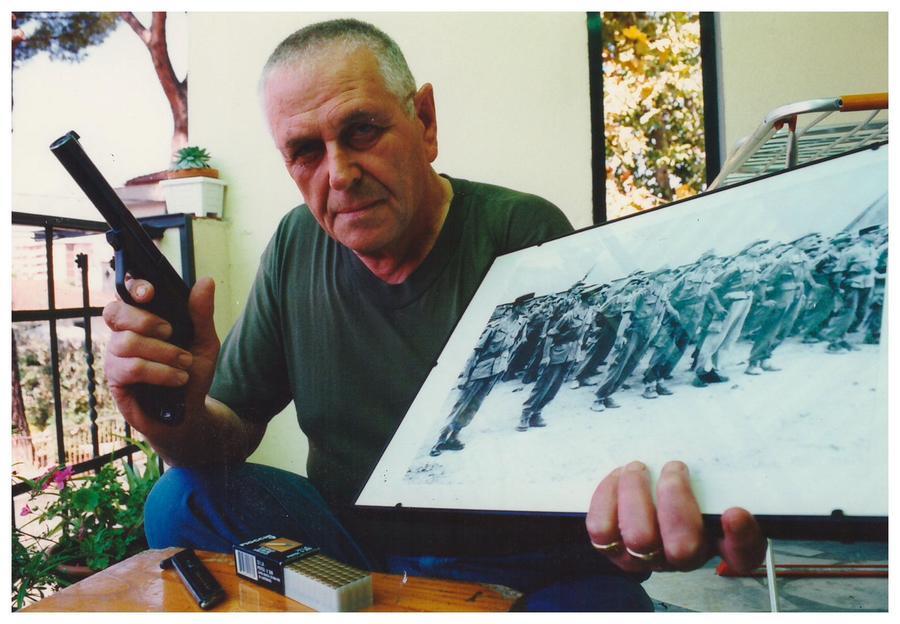 
	Giampiero Vigilanti nel 1998 con la sua pistola poi sparita

