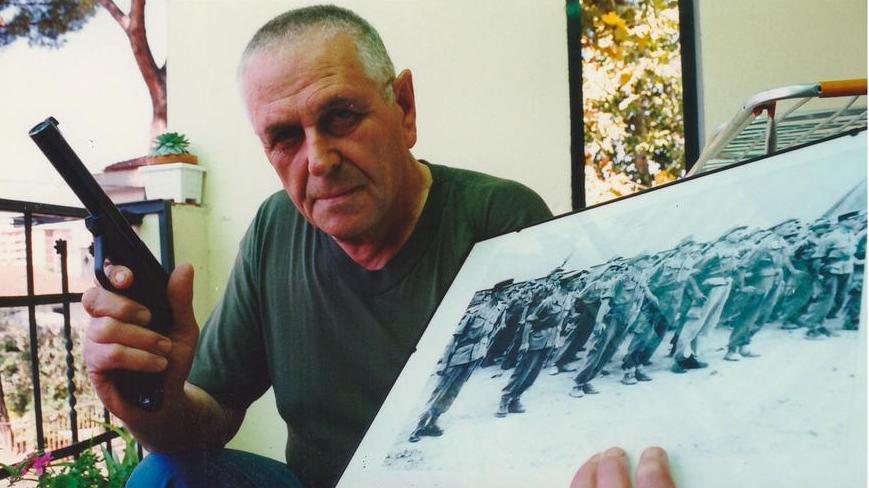 Giampiero Vigilanti nel 1998 con la sua pistola poi sparita
