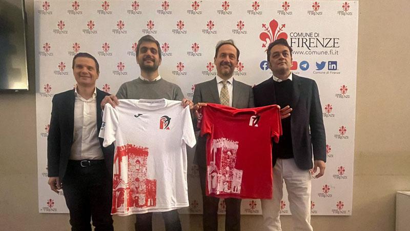 In foto da sinistra Francesco Di Costanzo, Cosimo Guccione, Fabio Giorgetti e Lorenzo Bosi mostrano le nuove maglie