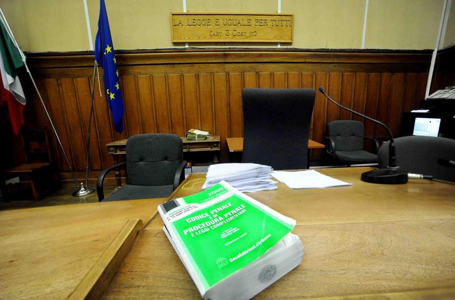 Ferrara, picchiato dal figlio della compagna: «Ho finto di svenire, non sarei qui»