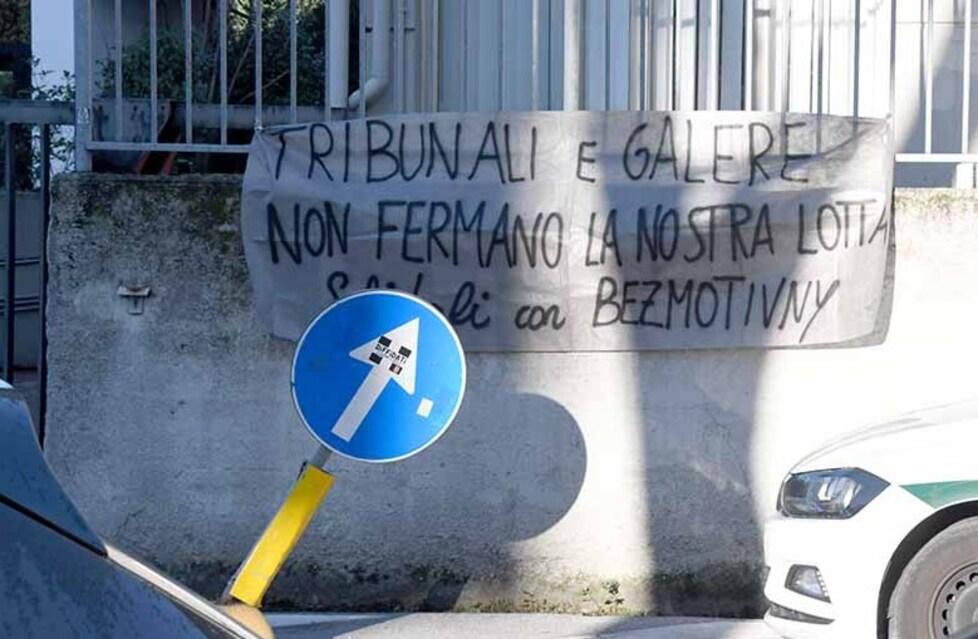 L'ingresso del Tribunale di Massa ieri mattina con lo striscione appeso dagli anarchici per solidarietà ai compagni a processo (Foto Claudio Cuffaro)