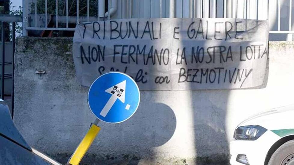 L'ingresso del Tribunale di Massa ieri mattina con lo striscione appeso dagli anarchici per solidarietà ai compagni a processo (Foto Claudio Cuffaro)
