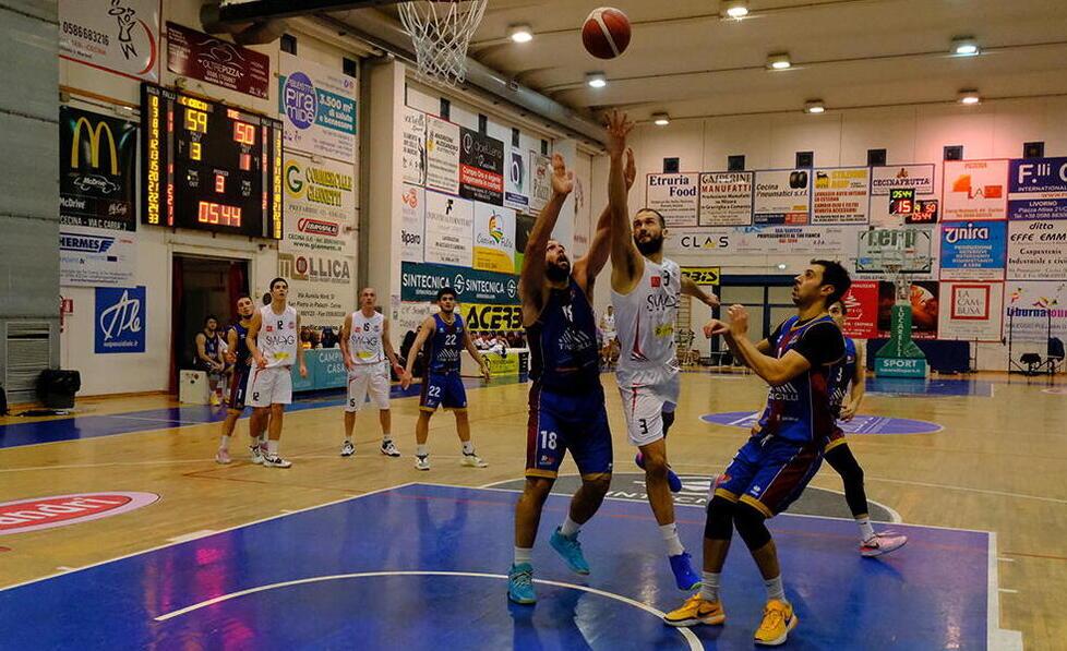 Bogdan Milojevic a canestro (foto Michele Falorni/Silvi)