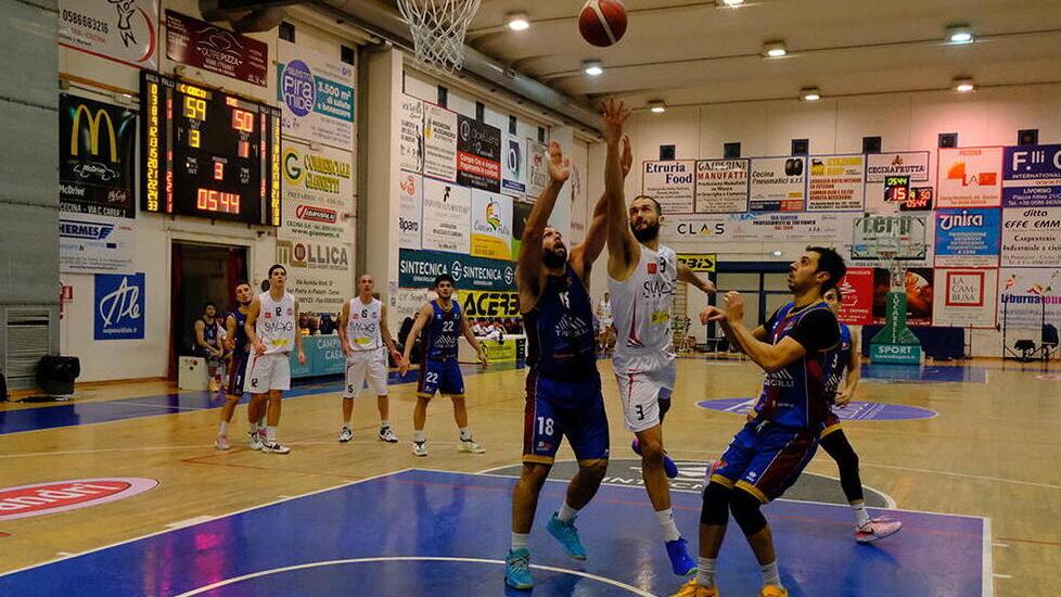 Bogdan Milojevic a canestro (foto Michele Falorni/Silvi)