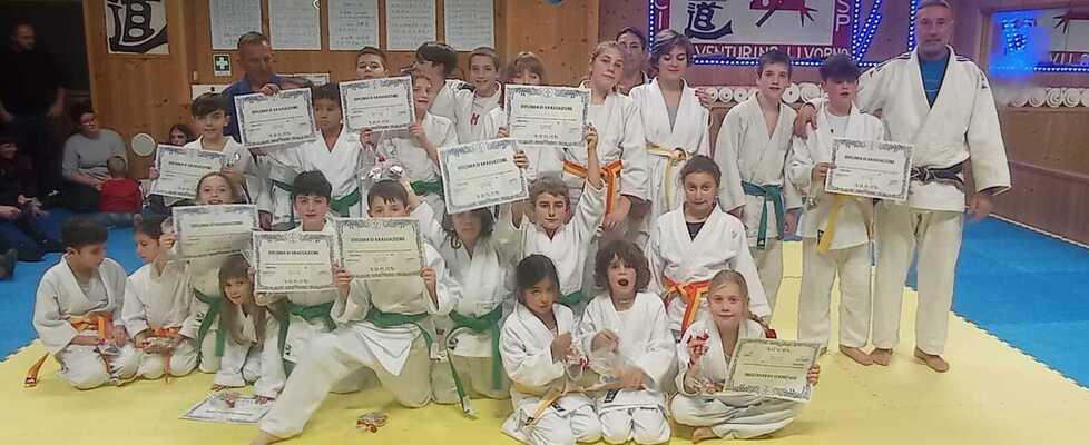 Un gruppo di giovani atleti della Samurai Judo di Venturina Terme