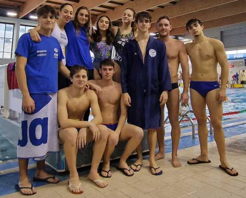 Nella foto la squadra al completo della Società Nuoto Piombino che ha preso parte alla Coppa Brema nel campionato nazionale di nuoto