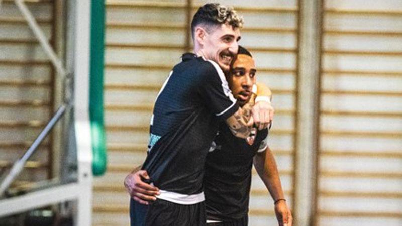 Marca e Gningue esultano dopo un gol
