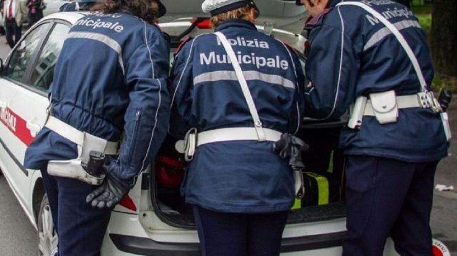 Prato, investe un ciclista con l’auto a noleggio e scappa: denunciato