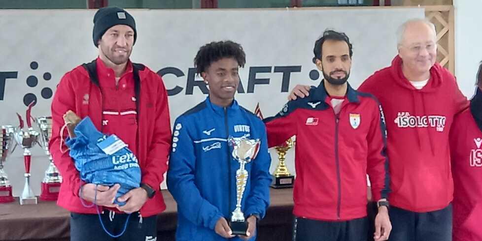 Tomas Tei portacolori della Virtus premiato per la vittoria alla Maratonina della Befana