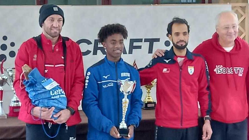 Tomas Tei portacolori della Virtus premiato per la vittoria alla Maratonina della Befana