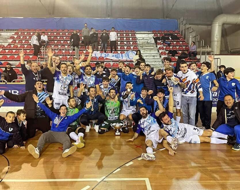 La gioia del team del Versilia calcio a 5