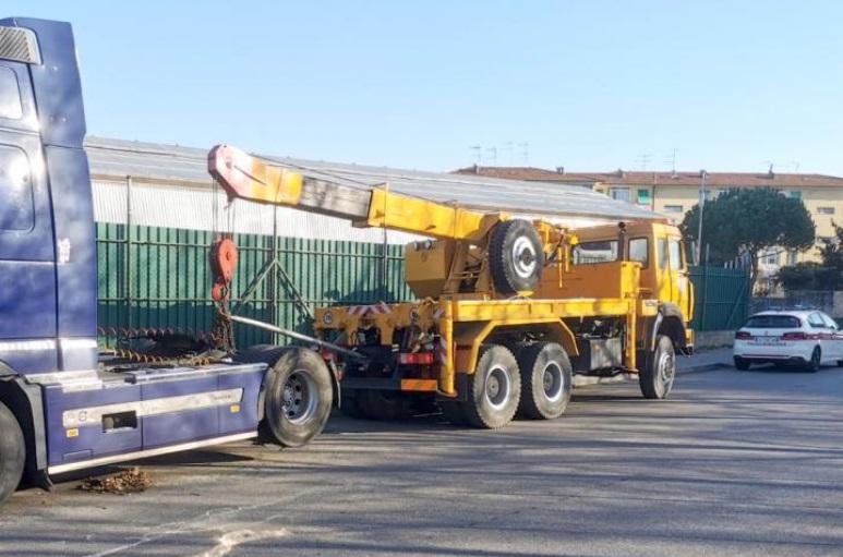Livorno, la municipale sequestra un trattore stradale abbandonato: maxi multa per il proprietario
