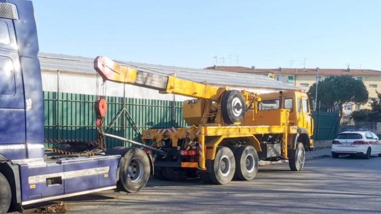 Livorno, la municipale sequestra un trattore stradale abbandonato: maxi multa per il proprietario