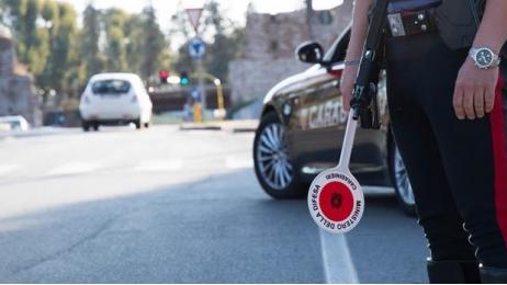 Pisa, in scooter a zig zag davanti al comando dei carabinieri: tasso alcolemico otto volte il consentito