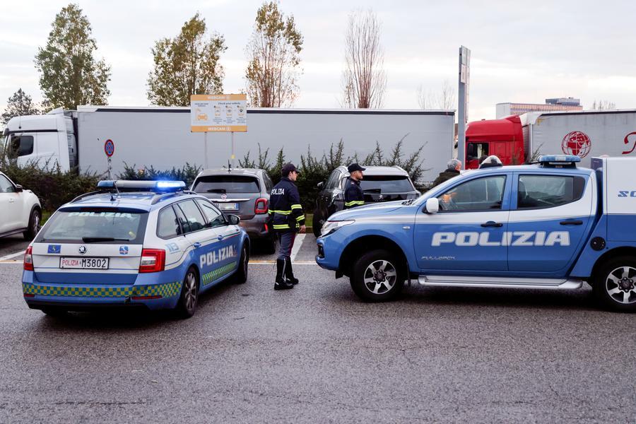 Donna accoltellata in autogrill, fermato l’ex marito per tentato omicidio