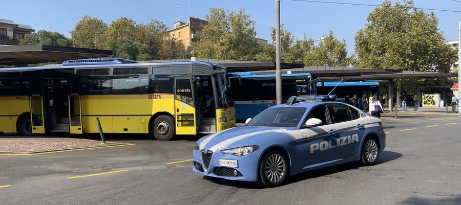 Modena, minaccia con un sasso in stazione e spintona gli agenti: denunciato 27enne