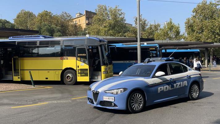 Modena, minaccia con un sasso in stazione e spintona gli agenti: denunciato 27enne