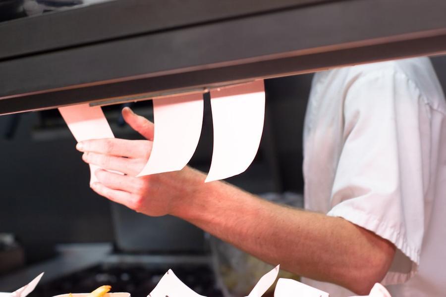 
	Un cuoco al lavoro nella cucina di un ristorante

