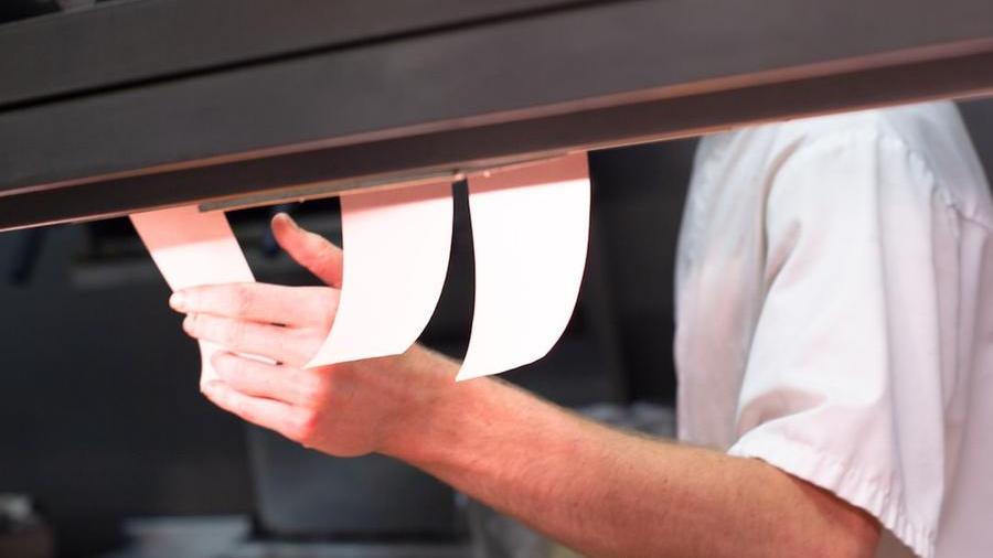 Un cuoco al lavoro nella cucina di un ristorante
