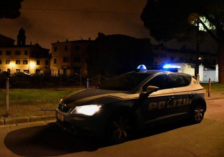 Una volante della polizia di Stato (foto d'archivio)