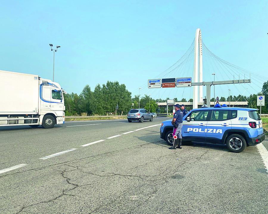 Reggio Emilia, più di mille automobilisti multati perché al telefono mentre guidano