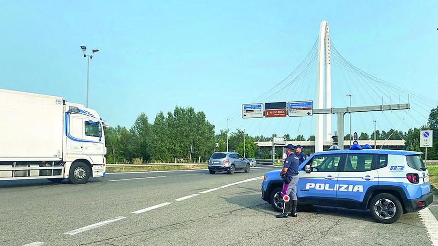 Reggio Emilia, più di mille automobilisti multati perché al telefono mentre guidano