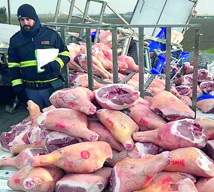 Incidente, camion pieno di prosciutti finisce fuori strada e perde il carico