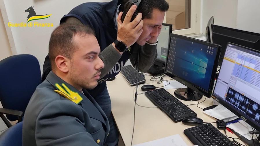 I riciclatori di denaro sporco si facevano pubblicità sui social: 12 arresti. Sequestri anche in Toscana