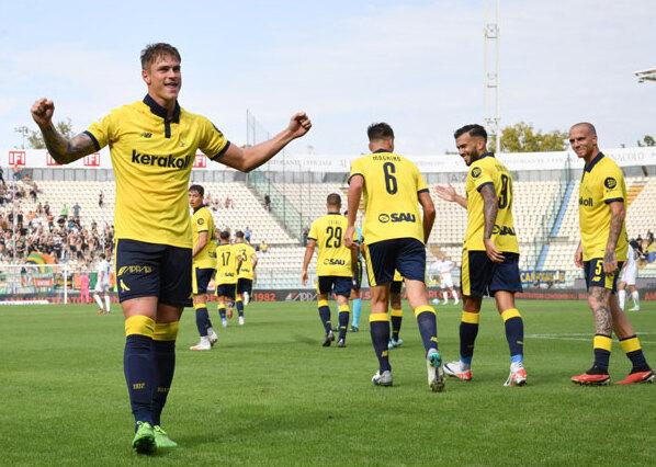 Nicholas Bonfanti dopo il gol segnato al Venezia con la maglia del Modena