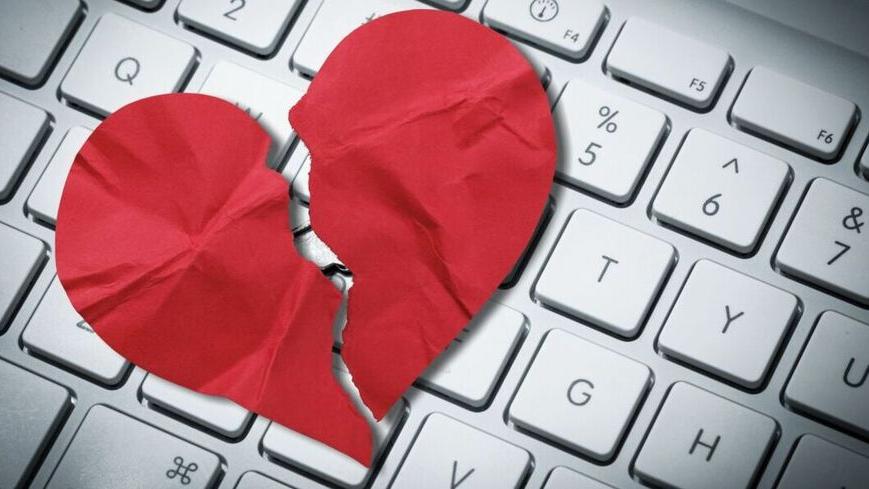 Si spaccia per avvocato sui social, lei s’innamora e gli dà 78mila euro: l’ha convinta così