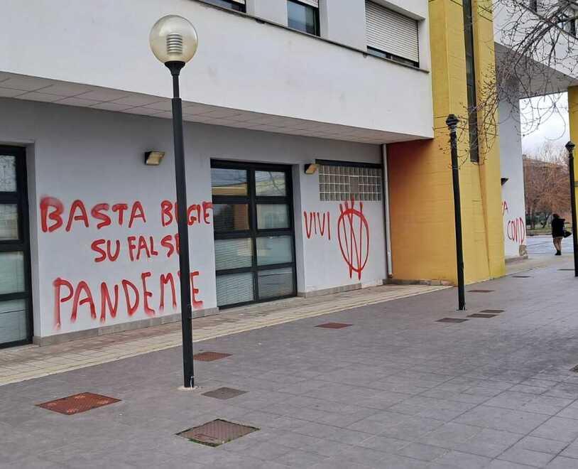 Modena, ancora deliranti imbrattamenti no-vax: scritte sul Centro di salute mentale<br>
