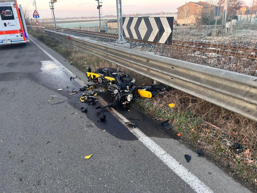 Auto contro moto sulla Cisa, grave un 18enne a Lentigione