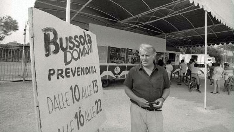 
	Una foto (archivio del Tirreno) di Sergio Bernardini davanti a Bussoladomani a Lido di Camaiore

