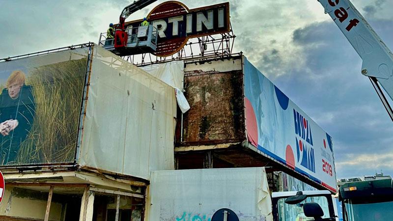 La gru in azione all’ex Arlecchino