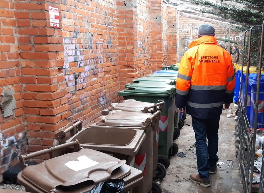 Livorno, atti vandalici all’isola ecologica e rifiuti abbandonati: scattano le multe
