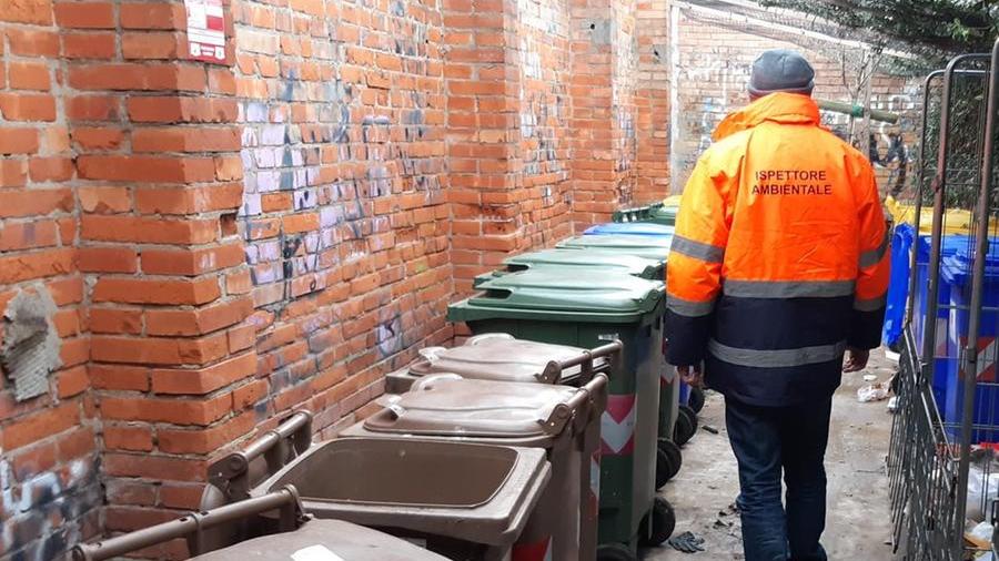Livorno, atti vandalici all’isola ecologica e rifiuti abbandonati: scattano le multe